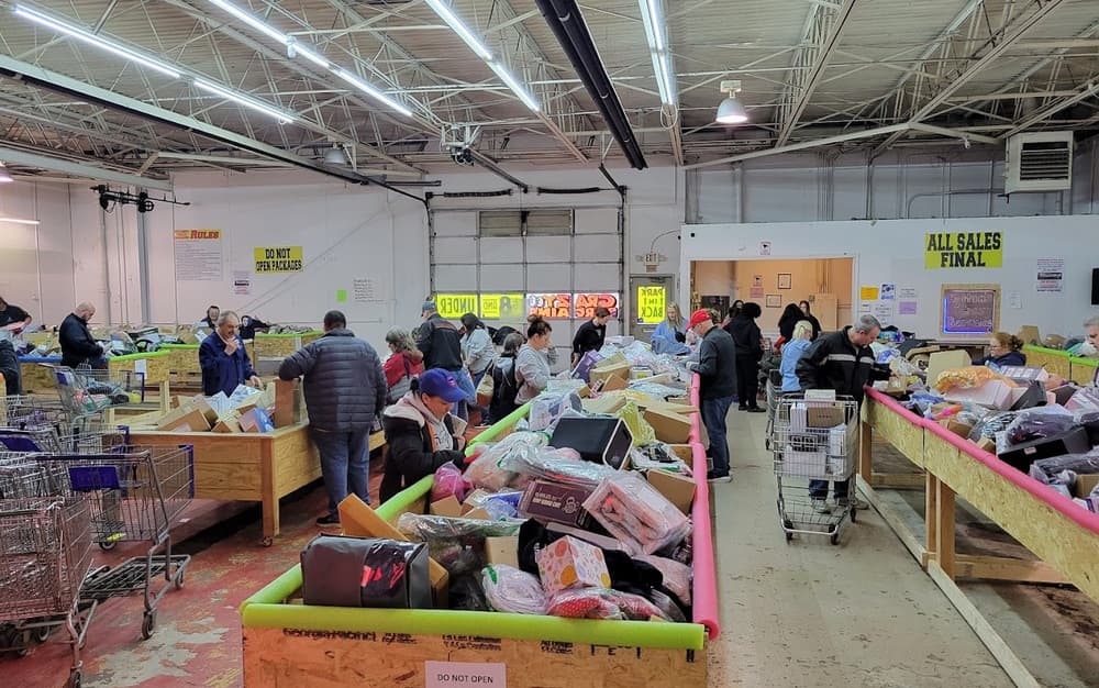 Hylton's Crazy Bargain Bins storefront